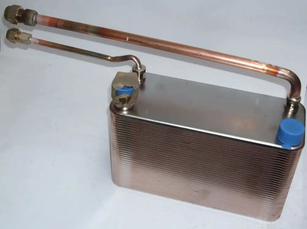 Daikin Plattenwärmetauscher aus Edelstahl mit zwei kupfernen Anschlüssen und einer blauen Abdeckung, horizontal ausgerichtet.